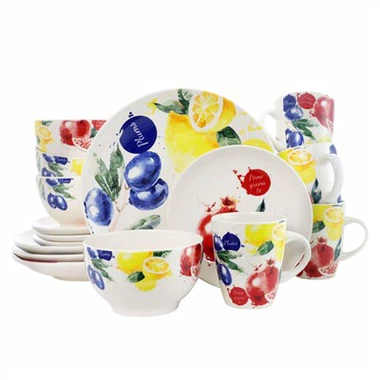 Juego de vajilla con estampado de frutas y apliques.