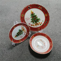 Vajilla de cerámica con ambiente de árbol de Navidad rojo