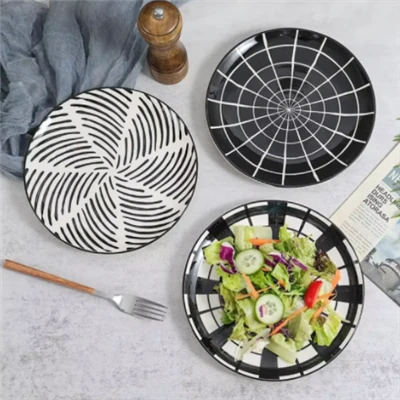 Juego de platos de cerámica en blanco-y-blanco, estilo moderno